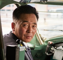 Pilot von Air Koryo: Die Fotos des Niederländers Arthur Mebius zeigen die Crews von Nordkoreas staatlicher Fluggesellschaft bei der Arbeit. In den folgenden Bildern erhalten Sie einen Einblick in deren Welt - ganz unkommentiert.