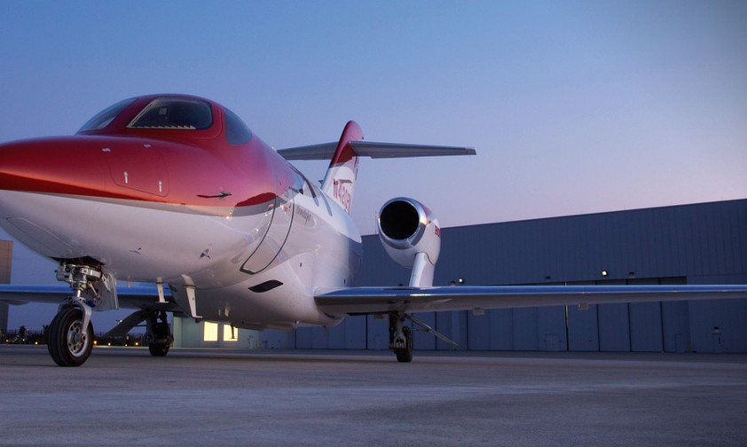 Der Honda Jet ist 12,7 Meter lang und kann bis zu 778 Kilometer pro Stunde schnell fliegen. Die maximale Reiseflughöhe beträgt 12.900 Meter.