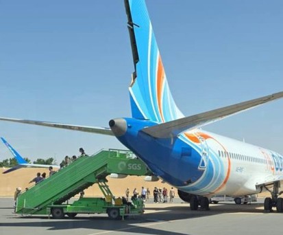 Die Boeing 737 Max von Flydubai nach der Landung in Saudi-Arabien: Schaden am Heck zu sehen.