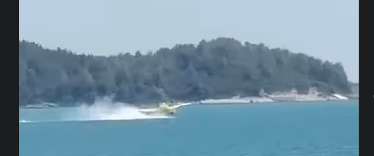 Der Moment des Unglücks: Die Air Tractor AT-802F berührte mit der rechten Tragfläche das Wasser.