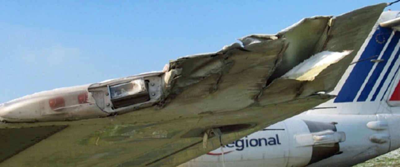 Zerstörte Tragfläche der Fokker 100: Mit Eis bedeckt.