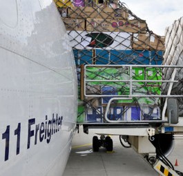 Beladung eines Lufthansa-Frachters: Bald arbeitet die Cargo-Division mit United zusammen.