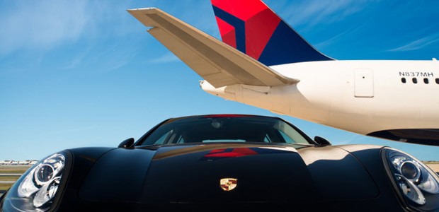 Mit dem Porsche auf dem Rollfeld: Bei einigen Delta-Kunden geht der Umstieg künftig besonders schnell.