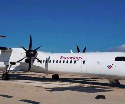 Nach der Air-Berlin-Insolvenz geht das Tochter-Unternehmen Luftfahrtgesellschaft Walter LGW an die Lufthansa Gruppe. <a href="https://www.aerotelegraph.com/eu-kommission-genehmigt-verkauf-von-lgw-lufthansa" target="_blank" rel="noopener">Die EU gab im Dezember grünes Licht.</a> Sie geht in Eurowings auf. Im Bild: Eine Dash 8Q-400 von LGW <a href="https://www.aerotelegraph.com/eurowings-kann-jetzt-auch-turboprop" target="_blank" rel="noopener">im unvollständigen Eurowings-Design</a>.