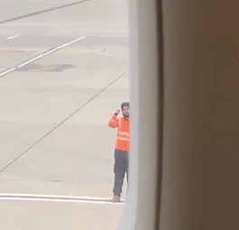 Flughafenmitarbeiter: Er nahm sich ein bisschen Zeit für den kleinen Passagier.