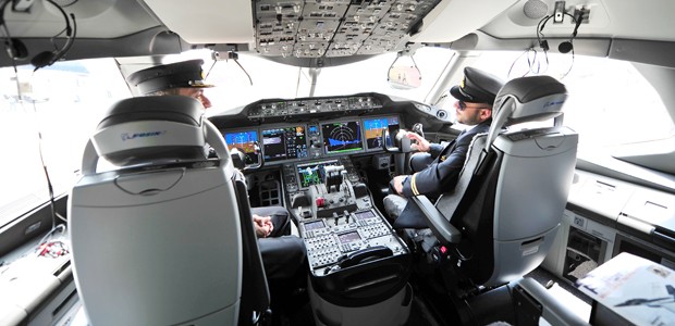 Piloten im Cockpit: Vor dem Flug noch die letzten Entscheidungen treffen.