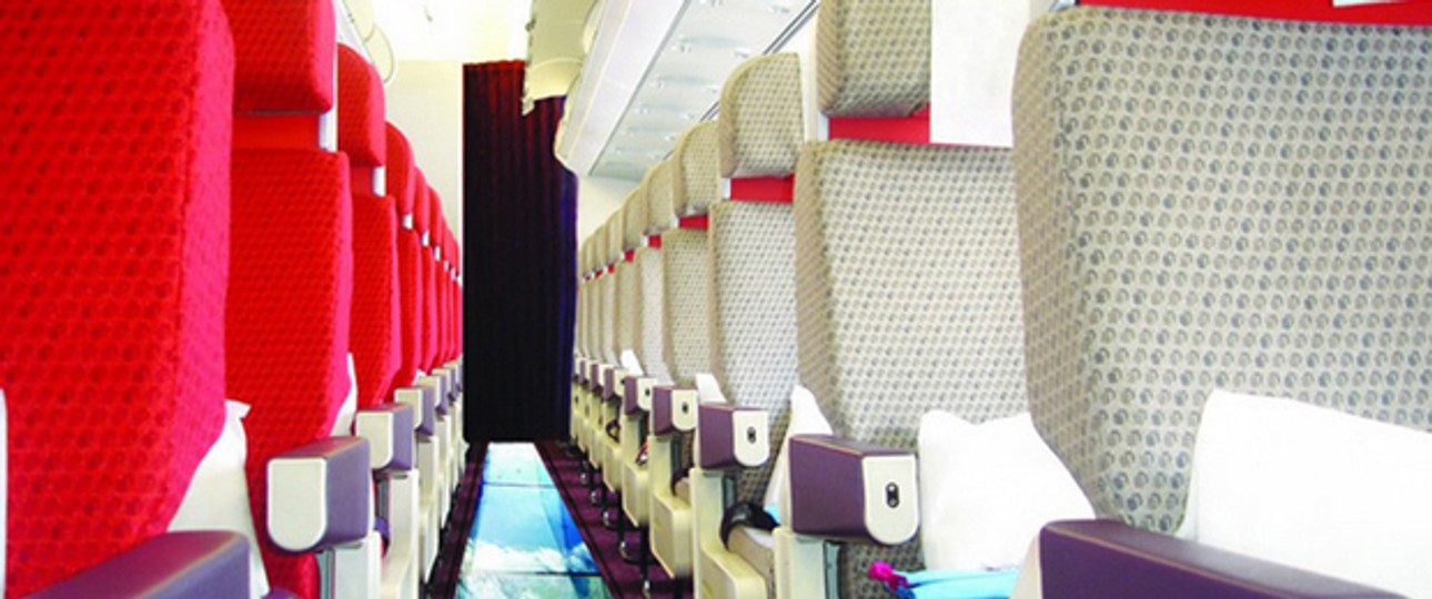 Richard Branson höchstpersönlich ließ es sich im letzten Jahr nicht nehmen, Virgins revolutionäre Neuerung zu verkünden: Als erste Fluglinie weltweit fliege Virgin nun mit einem A320 mit Glasboden.