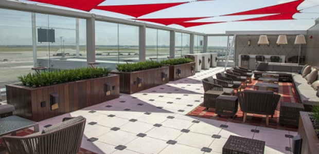 Das Sky-Deck des neuen Terminals: Gediegene Lounge-Atmosphäre an frischer Luft.
