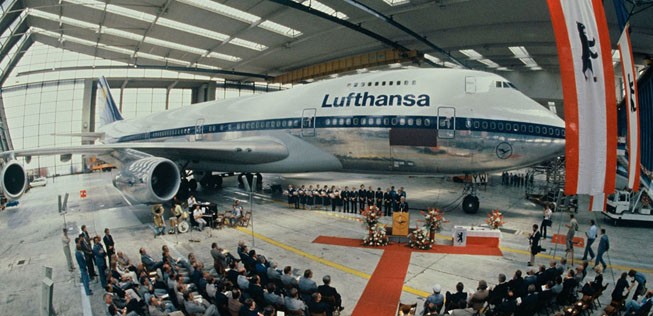 22. Februar 1972: Die Boeing 747-200 mit dem Kennzeichen D-ABYD der Lufthansa wird zwischen Delhi und Athen entführt. Die deutsche Regierung zahlt 5 Millionen Dollar Lösegeld für die Freilassung der Passagiere.