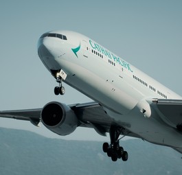 Eine Boeing 777-300 ER von Cathay Pacific: Die Airline bringt eine neue Business-Class und eine neue First Class auf den Markt.