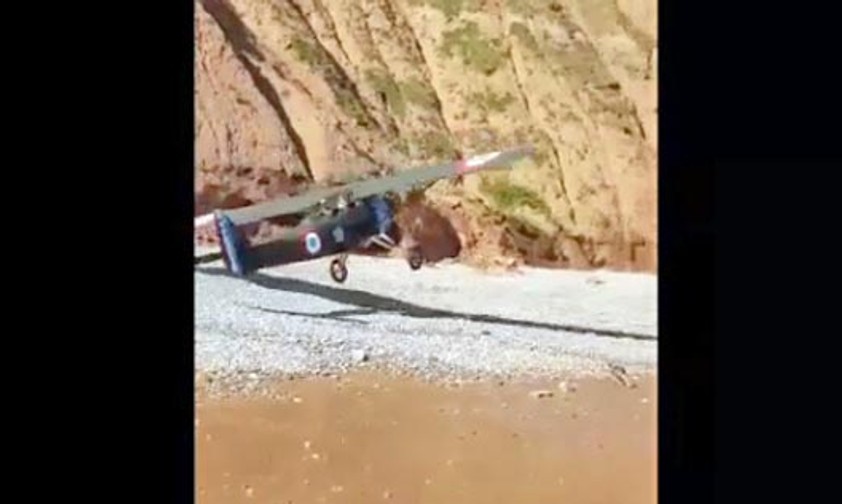 Oldtimer muss an belebtem Strand landen