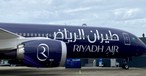 Das erste Flugzeug in einer Lackierung von Riyadh Air, hier bei der Paris Air Show: Das Logo ist auf den Triebwerken ...