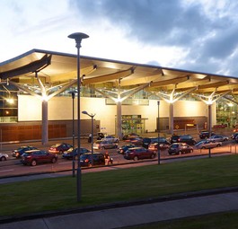 In der Kategorie «Unter 5 Millionen Passagiere» heißt der Sieger Cork Airport. Die Jury lobt den irischen Flughafen für die gute Unterstützung von Passagieren mit Behinderung und für Sicherheitsmaßnahmen wie etwa eine Drohnen-Aufklärungskampagne. Auch Investitionen in Gastronomie mit lokalen Produkten, der Ausbau des Streckennetzes und die hohe Pünktlichkeit trugen zum Sieg bei.