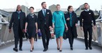 Die neuen Kabinenuniformen von Aer Lingus: Im Gegensatz zur Bemalung der Flugzeugen ändert sich die Farbe Grün nicht, Der Lingus führt aber ein neues Marineblau ein.