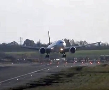 Boeing 777-300ER von Emirates: Die Landung in Birmingham ist zuerst missglückt.