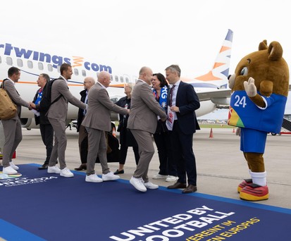 Die Tschechische Nationalmannschaft kam am Donnerstag (13. Juni) mit einem Smartwings-Jet aus Prag in Hamburg an.
