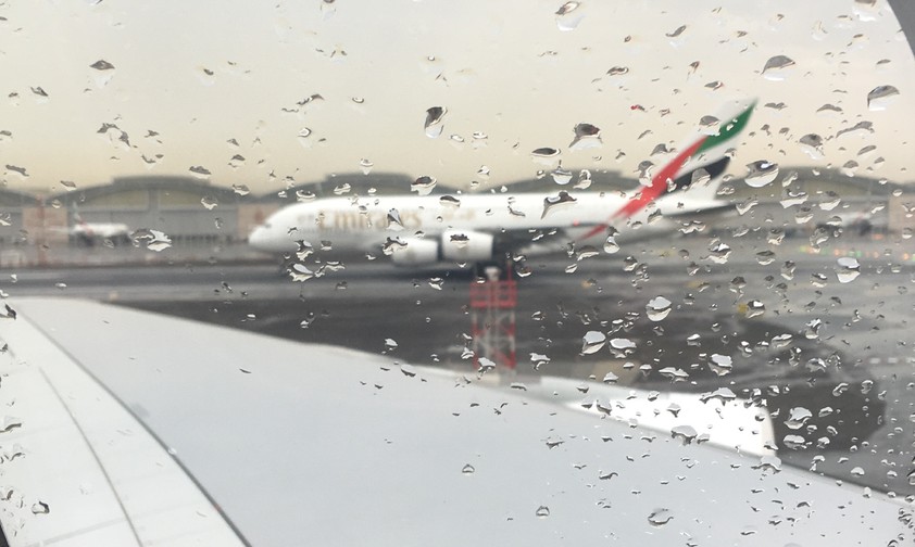 Emirates-Jet in Dubai im Regen (Archivbild): Zahlen zu den verspäteten Flügen gibt es nicht.