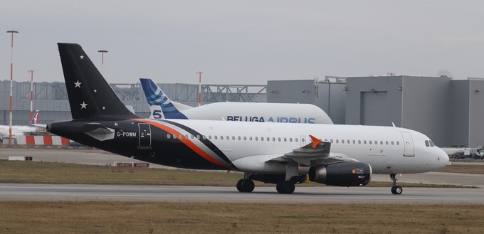 Airbus A320 von Titan Airways am Mittwoch in Finkenwerder: Die britische Chartergesellschaft befördert Airbus-Angestellte.