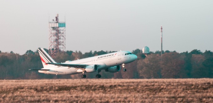 Das war es: Um 15:39 entsandte der Tower von Tegel zum letzten Mal einen Passagierflieger in den Himmel über Berlin.