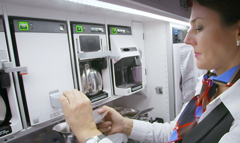 Flugbegleiterin in Bordküche von Bucher Leichtbau: Leicht, ergonomisch und stabil müssen die Einheiten sein.