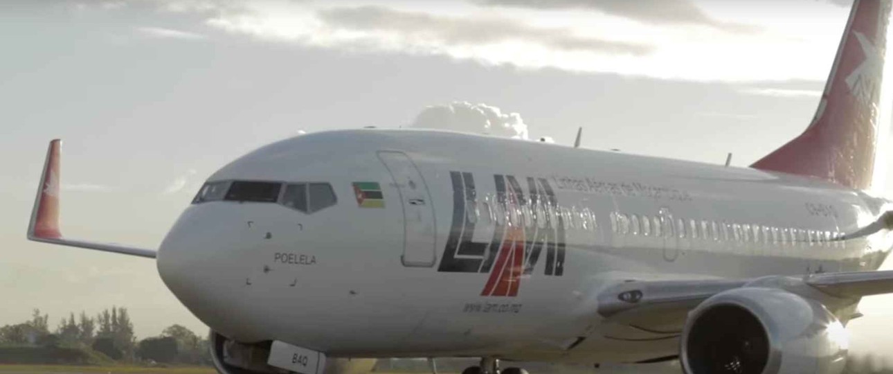 Eine Boeing 737-700 von LAM: Der Airline entgehen monatlich Millionen.