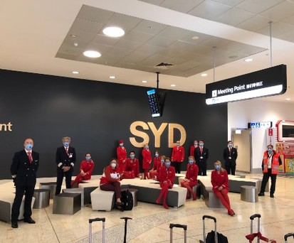 Die Crew der «Spirit of Austria» am Flughafen Sydney - natürlich mit Masken