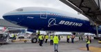 Die Boeing 777-9, die größere Variante der 777X am am Gate in Seattle/Tacoma: Passt.