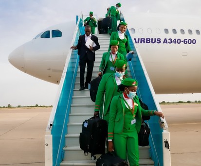 Die Crew verlässt den Airbus A340-600 von Azman Air: Der Flieger ...