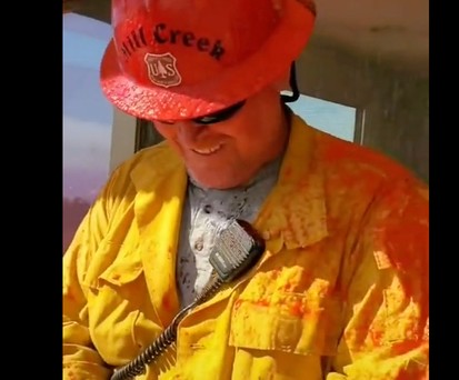 Löschflugzeug gibt Männern unfreiwillige Dusche