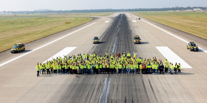 Großer FOD Walk auf der Nordbahn des Flughafens Düsseldorf.