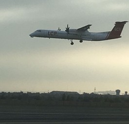 <p>Zuerst überflog die Dash 8 den Flughafen Lima tief. So wurde kontrolliert, ob das Fahrwerk wirklich nicht ausgefahren war.</p>