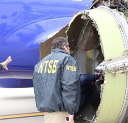 Umgehend hat das Expertenteam des NTSB das Triebwerk der Boeing 737-700 inspiziert.