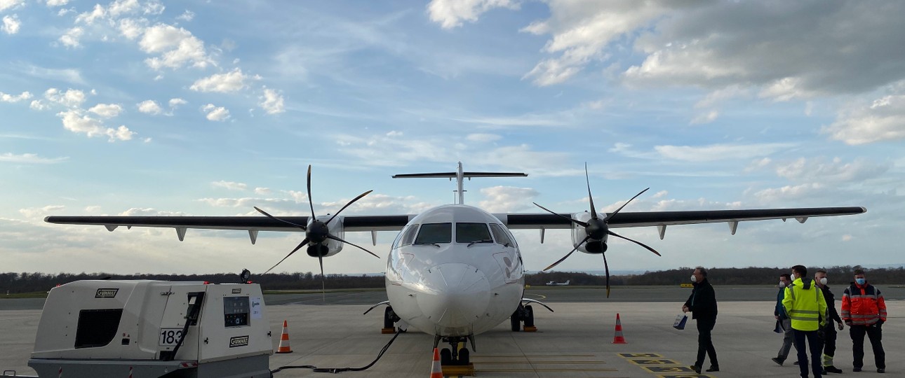 ATR 72 der damaligen Green-Airlines-Partnerin Chalair im März 2021 am Flughafen Paderborn: Künftig soll der Fokus mehr auf dem Airport Weeze liegen.