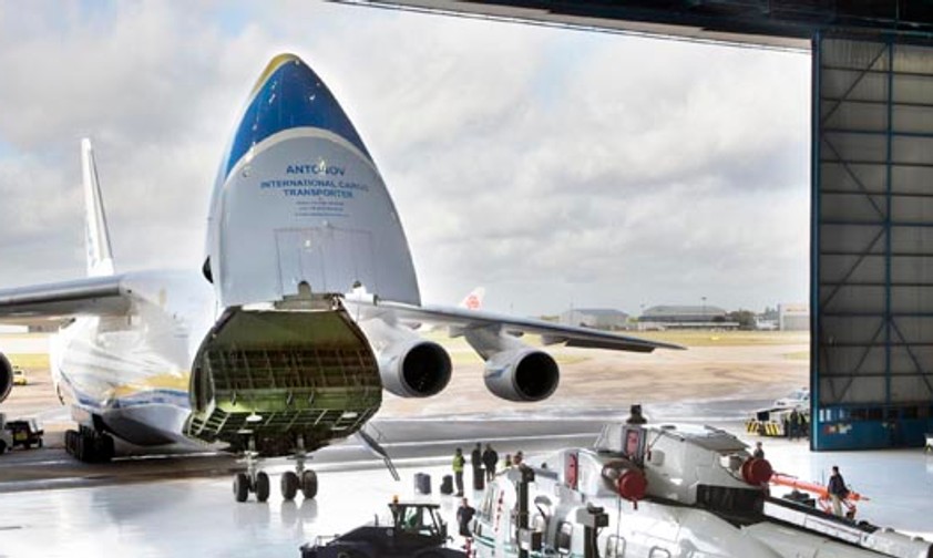 Die Entwicklung der Antonov An-124 begann in den Siebzigerjahren. Ursprünglich ging es darum, einen großen Transporter für die sowjetische Armee zu bauen.