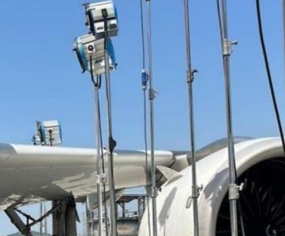 Lichtstrahler dicht am A321: Die Hitze hat die Fenster geschmolzen.