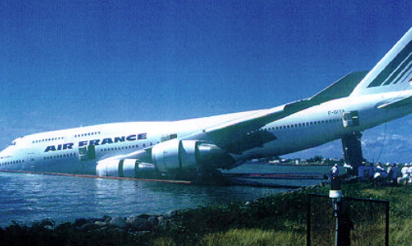 Jumbo-Jet mit der Nase im Wasser: Später hob die 747 wieder ab.