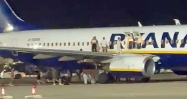 Passagiere auf der rechten Tragfläche: Sprangen aufs Vorfeld.
