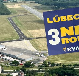 Luftaufnahme vom Flughafen Lübeck: Ryanair wäre auch ohne Reduktion in Hamburg nach Lübeck gekommenn
