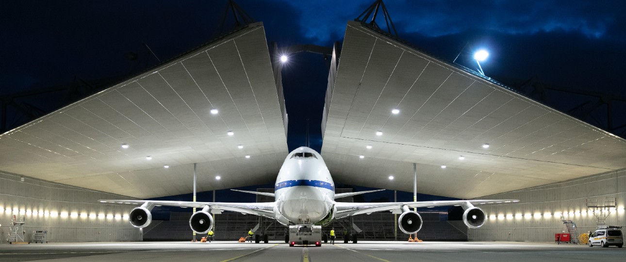 Die Boeing 747 SP mit dem Kennzeichen N747NA bei Lufthansa Technik in Hamburg: Die Maschine ...