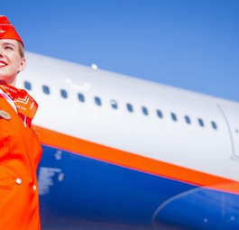 Aeroflot-Stewardess vor einem Jet: Sind Flüge ausgefallen, weil Kabinenpersonal fehlt?
