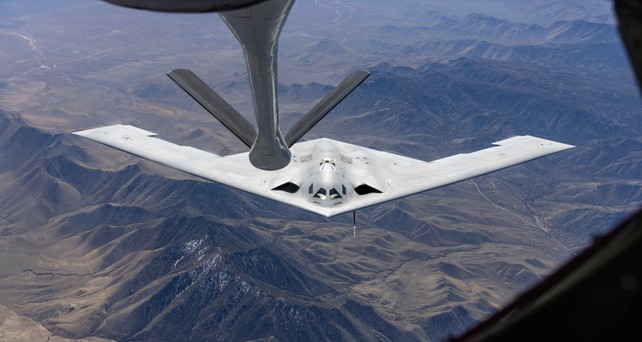 Stealth ist wichtiger als Speed - ein B-21 Raider wird in der Luft betankt.