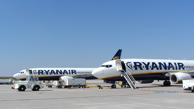 Das Streckennetz baut der Billigflieger auch kräftig um: Bluten muss etwa Frankfurt-Hahn. Seit Januar fliegt Ryanair von dort die schwedische Hauptstadt Stockholm nicht mehr an. Weitere Strecken stünden auf dem Prüfstand, verkündete Ryanair.