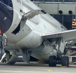 Die D-ABPQ liegt auf der Nase: Die Boeing 787-9 sollte nach Los Angeles fliegen.
