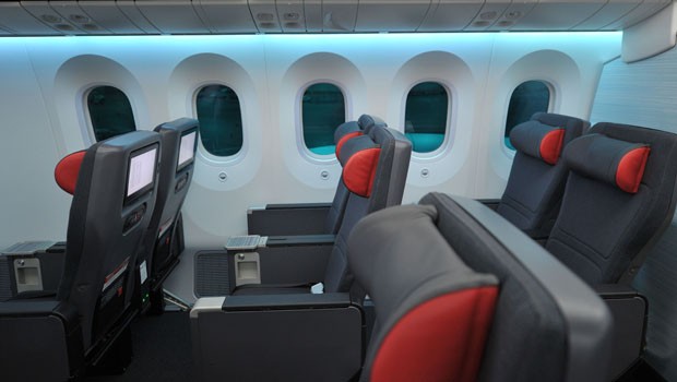 Die Premium Class hat 21 Plätze in einer 2-3-2-Anordnung. Die Sitze sind 50 Zentimeter breit.