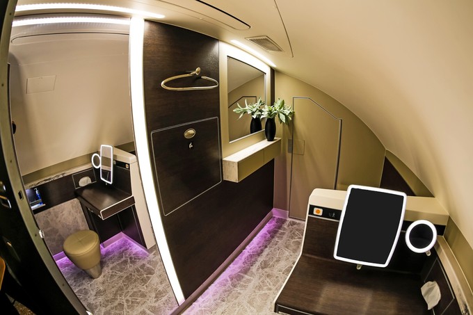 Jede der neuen First-Class-Suiten verfügt über ein Bett mit verstellbarer Rückenlehne, einen Ledersessel, einen 32-Zoll-Full-HD Monitor und Teppichboden.
