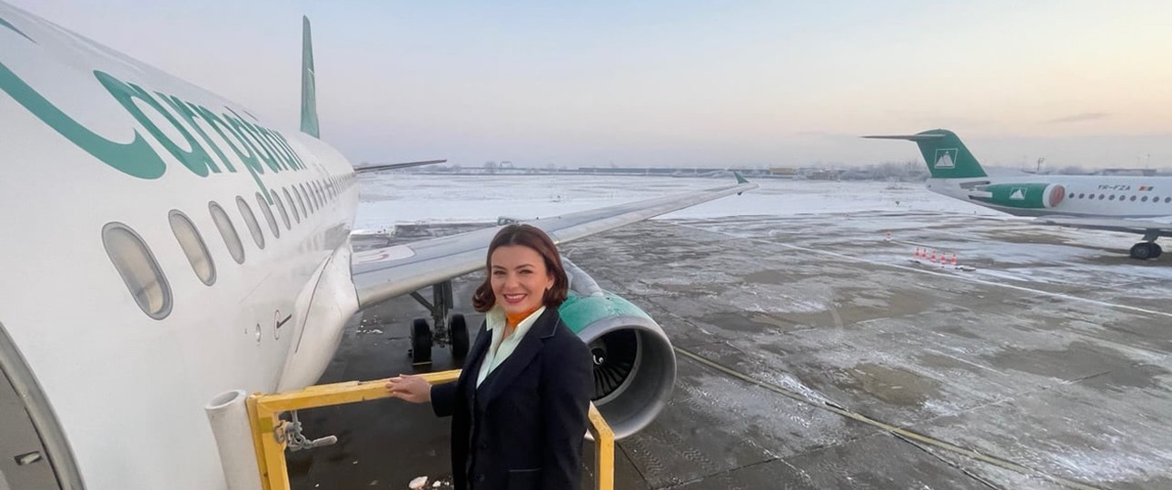 Flugbegleiterin vor dem Airbus A319 von Carpatair: Neu in der Flotte.