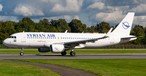 Der Airbus A320 mit der Kennung LY-MAU in Hamburg: Sprang kurzfristig bei Condor ein. 