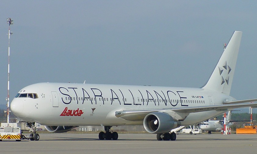In Kooperation mit Lufthansa und Star Alliance: Boeing 767 von Lauda Air.