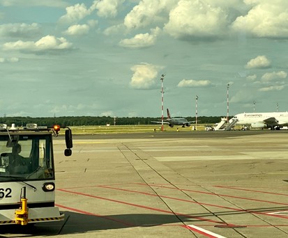 Fahrzeug von LEOS am Flughafen Düsseldorf: Könnte durch den Streik stillstehen.