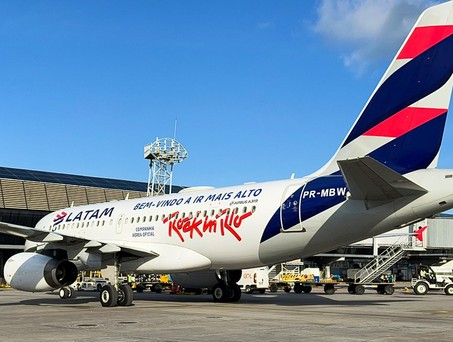 Der Airbus A319 von Latam mit der Bekelbung zu Rock in Rio 2026: Die Airline ist Sponsor und zeigt das.